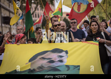 Rom, Italien. 24. September 2016. Kurden leben in Italien März schreien "Terrorist Erdogan", um gegen das Massaker an den Kurden und die türkische Regierung zu protestieren.       Lokalen Caption *** Rom, Italien. 24. September 2016. Kurden leben in Italien März "Terrorist Erdogan", rief zum protest gegen das Massaker des kurdischen Volkes und die türkische Regierung, im Bild einer Moment Manifestation Stockfoto