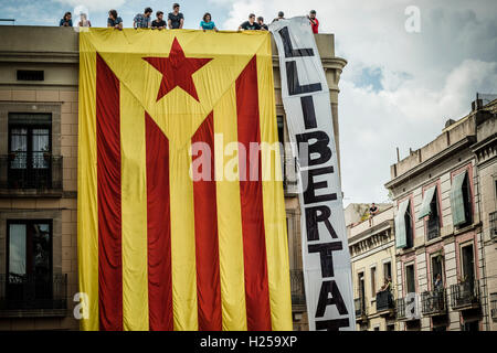 Barcelona, Spanien. 24. September 2016: Pro-Unabhängigkeit Anhänger hängen eine riesige "Estelada" Flagge an der Fassade eines Gebäudes mit Blick auf die St. Jaume Platz anspruchsvoll "Freiheit" lokalen "Castellers" tagsüber an Merce 2016 Credit: Matthi/Alamy Live-Nachrichten Stockfoto