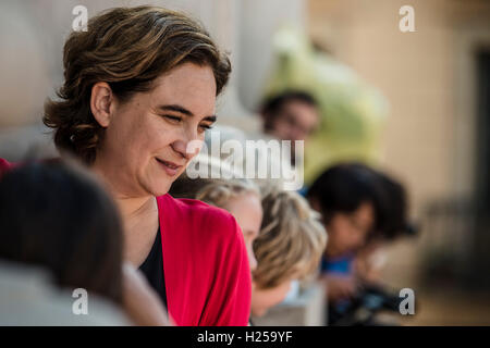 Barcelona, Spanien. 24. September 2016: ADA COLAU, Bürgermeisterin von Barcelona, folgt dem lokalen "Castellers" Tag vom Balkon des Rathauses während der Städteurlaub "La Merce" Credit: Matthi/Alamy Live-Nachrichten Stockfoto