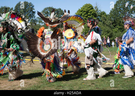 Waterloo, Ontario, Kanada. 24. September 2016. 13. jährliche traditionelle Aborigines POWWOW. Einheimische Tänzer bei der Aborigines POW WOW Credit: Performance Bild/Alamy Live News Stockfoto