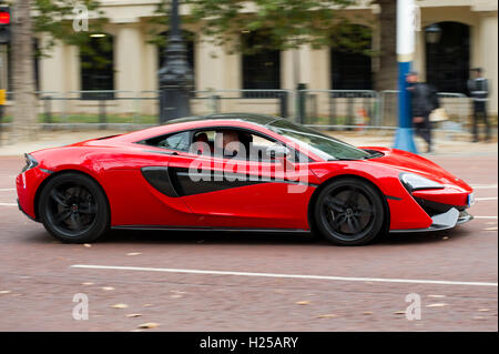 London, England, Vereinigtes Königreich. 24. September 2016. Filmteam eine Szene für den neuen Film Transformers 5 auf Fahrzeugproduzent Gehweg in London vor Buckinghampalast zu machen. Anthony Hopkins in einem Mclaren Supersportwagen während einer dramatischen Auto-Verfolgungsjagd. Bildnachweis: Andrew Steven Graham/Alamy Live-Nachrichten Stockfoto