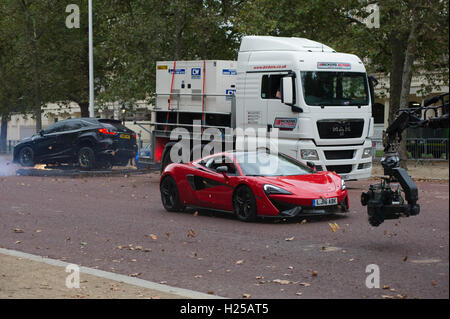 London, England, Vereinigtes Königreich. 24. September 2016. Filmteam eine Szene für den neuen Film Transformers 5 auf Fahrzeugproduzent Gehweg in London vor Buckinghampalast zu machen. Anthony Hopkins in einem Mclaren Supersportwagen während einer dramatischen Auto-Verfolgungsjagd. Bildnachweis: Andrew Steven Graham/Alamy Live-Nachrichten Stockfoto