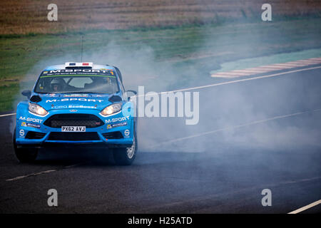 Castle Combe Car & Bike Racing Circuit, Wiltshire, Großbritannien, 24. September 2016. Elfyn Evans, Sohn des ehemaligen Rallye-Weltmeisters Gwyndaf Evans, unterhält die Menge in seinem M- Sport Ford Fiesta World Rallyday 2016 in Wiltshire, Großbritannien. Stockfoto