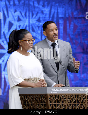 Washington, District Of Columbia, USA. 24. Sep, 2016. Oprah Winfrey und Will Smith bei der Eröffnungsfeier des Smithsonian National Museum of African American History und Kultur am 24. September 2016 in Washington, DC sprechen. Das Museum öffnet sich dreizehn Jahre nach dem Kongress und Präsident George W. Bush autorisiert seine Konstruktion. Bildnachweis: Olivier Douliery/Pool über CNP Credit: Olivier Douliery/CNP/ZUMA Draht/Alamy Live-Nachrichten Stockfoto