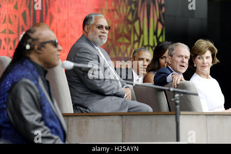 24. September 2016 - Washington, District Of Columbia, Vereinigte Staaten von Amerika - (R, L): ehemalige First Lady Laura Bush, ehemaliger Präsident George W. Bush, First Lady Michelle Obama, US-Präsident Barack Obama und Gründungsdirektor des NMAAHC Dr. Lonnie Bunch anhören Sänger Stevie Wonder während der Eröffnungsfeier der Smithsonian National Museum of African American History und Kultur am 24. September , 2016 in Washington, DC. Das Museum öffnet sich dreizehn Jahre nach dem Kongress und Präsident George W. Bush autorisiert seine Konstruktion. Bildnachweis: Olivier Douliery/Pool über CNP (Credit Imag Stockfoto