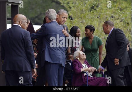 Washington, District Of Columbia, USA. 24. Sep, 2016. US-Präsident Barack Obama umarmt ehemalige US-Präsident George W. Bush als US Repräsentant John Lewis (Demokrat of Georgia), links, während der Eröffnungsfeier der Smithsonian National Museum of African American History und Kultur am 24. September 2016 in Washington, DC blickt auf. Das Museum öffnet sich dreizehn Jahre nach dem Kongress und Präsident George W. Bush autorisiert seine Konstruktion. Bildnachweis: Olivier Douliery/Pool über CNP Credit: Olivier Douliery/CNP/ZUMA Draht/Alamy Live-Nachrichten Stockfoto