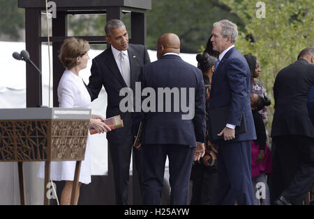 24. September 2016 - Washington, District Of Columbia, Vereinigte Staaten von Amerika - (L, R): ehemalige First Lady Laura Bush, US-Präsident Barack Obama, US Repräsentant John Lewis (Demokrat of Georgia) und ehemalige US-Präsident George W. Bush besucht die Eröffnungsfeier des Smithsonian National Museum of African American History und Kultur am 24. September 2016 in Washington, DC. Das Museum öffnet sich dreizehn Jahre nach dem Kongress und Präsident George W. Bush autorisiert seine Konstruktion. Bildnachweis: Olivier Douliery/Pool über CNP (Kredit-Bild: © Olivier Douliery/CNP über ZUMA Wir Stockfoto