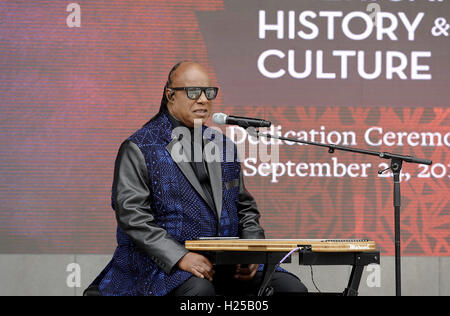 Washington, District Of Columbia, USA. 24. Sep, 2016. Stevie Wonder führt '' Visionen '' während der Eröffnungsfeier der Smithsonian National Museum of African American History und Kultur am 24. September 2016 in Washington, DC. Das Museum öffnet sich dreizehn Jahre nach dem Kongress und Präsident George W. Bush autorisiert seine Konstruktion. Bildnachweis: Olivier Douliery/Pool über CNP Credit: Olivier Douliery/CNP/ZUMA Draht/Alamy Live-Nachrichten Stockfoto