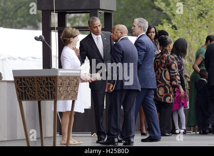 24. September 2016 - Washington, District Of Columbia, Vereinigte Staaten von Amerika - (L, R): ehemalige First Lady Laura Bush, US-Präsident Barack Obama, US Repräsentant John Lewis (Demokrat of Georgia) und ehemalige US-Präsident George W. Bush besucht die Eröffnungsfeier des Smithsonian National Museum of African American History und Kultur am 24. September 2016 in Washington, DC. Das Museum öffnet sich dreizehn Jahre nach dem Kongress und Präsident George W. Bush autorisiert seine Konstruktion. Bildnachweis: Olivier Douliery/Pool über CNP (Kredit-Bild: © Olivier Douliery/CNP über ZUMA Wir Stockfoto