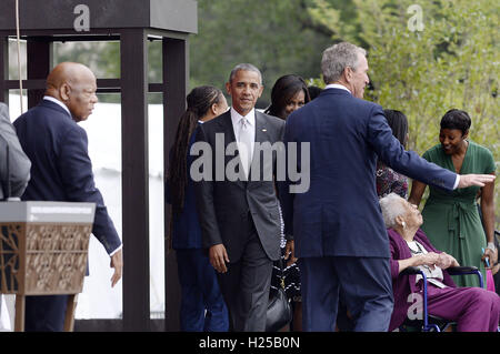 24. September 2016 - Washington, District Of Columbia, Vereinigte Staaten von Amerika - USA Vertreter John Lewis Demokrat von Georgien), links, US-Präsident Barack Obama, Center und ehemaligen President George W. Bush (R) die Bühne teilen mit der Bonner Familie während der Eröffnungsfeier der Smithsonian National Museum of African American History und Kultur am 24. September 2016 in Washington , DC. Das Museum öffnet sich dreizehn Jahre nach dem Kongress und Präsident George W. Bush autorisiert seine Konstruktion. Bildnachweis: Olivier Douliery/Pool über CNP (Kredit-Bild: © Olivier Douliery/CNP vi Stockfoto