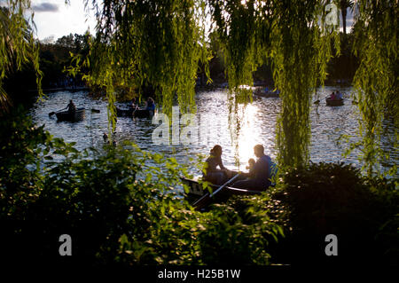 Barcelona, Katalonien, Spanien. 24. Sep, 2016. Die Menschen genießen Freizeitboote in Ciutadella Park von Barcelona. © Jordi Boixareu/ZUMA Draht/Alamy Live-Nachrichten Stockfoto