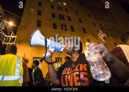 Atlanta, Georgia, USA. 23. Sep, 2016. 500 Demonstranten marschieren durch die Straßen von Atlanta zum protest gegen Polizeigewalt. © Steve Eberhardt/ZUMA Draht/Alamy Live-Nachrichten Stockfoto