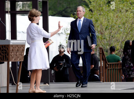 Washington DC, USA. 24. September 2016. Der ehemalige US-Präsident George W. Bush und ehemalige First Lady Laura Bush besuchen Sie die Eröffnungsfeier der Smithsonian National Museum of African American History und Kultur am 24. September 2016 in Washington, DC. Das Museum öffnet sich dreizehn Jahre nach dem Kongress und Präsident George W. Bush autorisiert seine Konstruktion. Bildnachweis: MediaPunch Inc/Alamy Live-Nachrichten Stockfoto