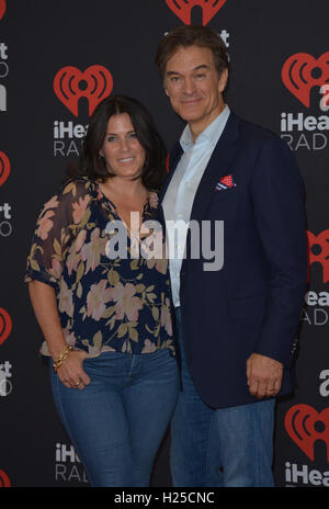 Las Vegas, Nevada, USA. 24. Sep, 2016. Dr. Mehmet Oz und Frau Lisa Oz besuchen das iHeartRadio Music Festival am 24. September 2016 in der T-Mobile Arena in Las Vegas, Nevada. Bildnachweis: Marcel Thomas/ZUMA Draht/Alamy Live-Nachrichten Stockfoto