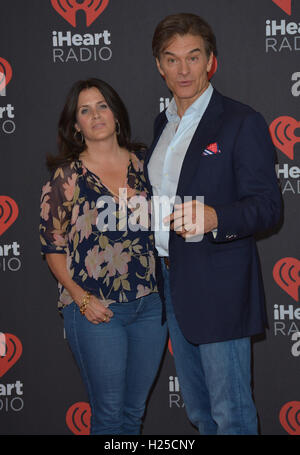 Las Vegas, Nevada, USA. 24. Sep, 2016. Dr. Mehmet Oz und Frau Lisa Oz besuchen das iHeartRadio Music Festival am 24. September 2016 in der T-Mobile Arena in Las Vegas, Nevada. Bildnachweis: Marcel Thomas/ZUMA Draht/Alamy Live-Nachrichten Stockfoto