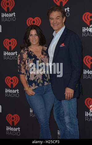 Las Vegas, Nevada, USA. 24. Sep, 2016. Dr. Mehmet Oz und Frau Lisa Oz besuchen das iHeartRadio Music Festival am 24. September 2016 in der T-Mobile Arena in Las Vegas, Nevada. Bildnachweis: Marcel Thomas/ZUMA Draht/Alamy Live-Nachrichten Stockfoto