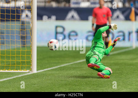 Vancouver, Kanada. 24. September 2016. David Ousted (1) der Vancouver Whitecaps macht nicht das Speichern von einer Strafe von Shkelzen Gashi (11) der Colorado Rapids kick. MLS Vancouver Vs Colorado, BC Place Stadium. Endstand 3: 3. Bildnachweis: Gerry Rousseau/Alamy Live-Nachrichten Stockfoto