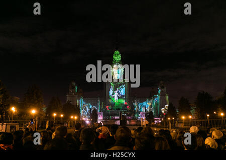 Moskau, Russland. 24. Sep, 2016. Die Menschen sehen eine Licht-Show vor Moskau Landesuniversität in Moskau, Russland, am 24. September 2016. Der Kreis des Lichts Moskau internationale Festival ist eine jährliche Veranstaltung, die an der Lichtplaner und Spezialisten für audiovisuelle Kunst aus verschiedenen Ländern neu die Architekturszene von Moskau erfinden über video Mapping. Bildnachweis: Bai Xueqi/Xinhua/Alamy Live-Nachrichten Stockfoto