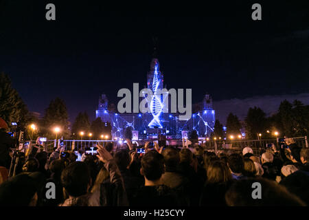 Moskau, Russland. 24. Sep, 2016. Die Menschen sehen eine Licht-Show vor Moskau Landesuniversität in Moskau, Russland, am 24. September 2016. Der Kreis des Lichts Moskau internationale Festival ist eine jährliche Veranstaltung, die an der Lichtplaner und Spezialisten für audiovisuelle Kunst aus verschiedenen Ländern neu die Architekturszene von Moskau erfinden über video Mapping. Bildnachweis: Bai Xueqi/Xinhua/Alamy Live-Nachrichten Stockfoto