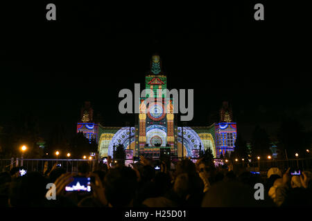 Moskau, Russland. 24. Sep, 2016. Die Menschen sehen eine Licht-Show vor Moskau Landesuniversität in Moskau, Russland, am 24. September 2016. Der Kreis des Lichts Moskau internationale Festival ist eine jährliche Veranstaltung, die an der Lichtplaner und Spezialisten für audiovisuelle Kunst aus verschiedenen Ländern neu die Architekturszene von Moskau erfinden über video Mapping. Bildnachweis: Bai Xueqi/Xinhua/Alamy Live-Nachrichten Stockfoto