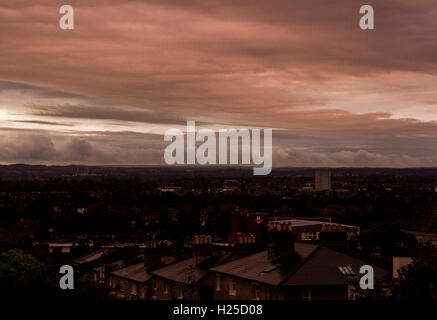 Wimbledon London, UK. 25. September 2016. UK-Wetter: Sonnenaufgang in Wimbledon mit dramatischen Sturmwolken Credit: Amer Ghazzal/Alamy Live-Nachrichten Stockfoto