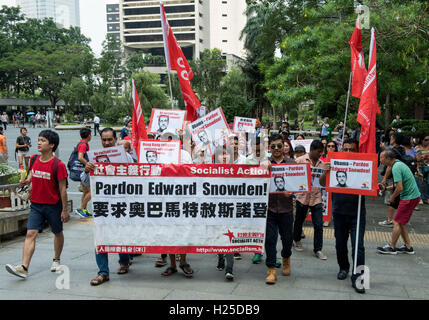 Hong Kong, Hong Kong SAR, China. 25. September 2016. Ein Protest in Central Hong Kong erfordert eine Begnadigung für NSA Whistleblower Edward Snowden und verbesserte Rechte für Flüchtlinge. Im Anschluss an die Nachricht, dass Flüchtlinge Snowden versteckt hatte sind diejenigen, die ihn versteckt in der Gemeinschaft als Helden angesehen. Sozialistische Aktion und der Flüchtling Union unterstützen die Flüchtlinge in ihren Protest Chater Gärten Überschrift an die USA Generalkonsulat Garden Road ab. © Jayne Russell/ZUMA Draht/Alamy Live-Nachrichten Stockfoto