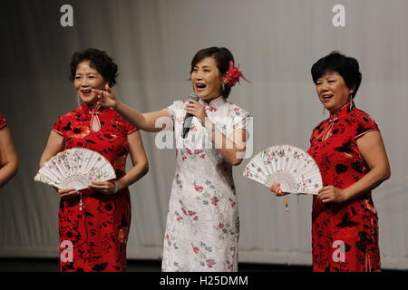 Chicago, USA. 24. Sep, 2016. Frauen aus lokalen chinesischen Gemeinde singen chinesische Volkslied an der Whitney Young Magnet High School in Chicago, USA, am 24. September 2016. Hunderte von Studenten aus Grund- und weiterführende Schulen in Chicago versammelten sich am Samstag Whitney Young Magnet-High School, einen Schluck der traditionellen chinesischen Kultur an das Chinesische Kulturfestival zu haben. © Wang Ping/Xinhua/Alamy Live-Nachrichten Stockfoto