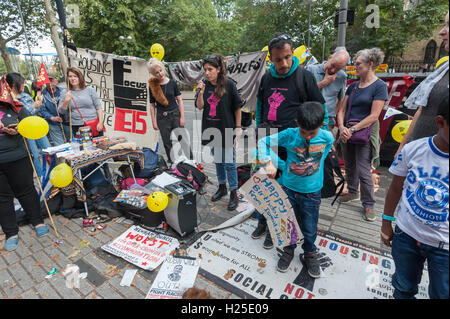 London, UK. 24. September 2016. Eine kurze Rallye am Ende der Party von Aktivisten Fokus E15 in den wöchentlichen Straßenstand am Stratford Broadway feiert den dritten Jahrestag des Kampfes gegen Newham Rat Gehäuse richtet sich von einem Sprecher aus Grenze Haus Einwohner kämpfen zurück.  Familien aus Waltham Forest sind in Grenze Haus in Welwyn Garden City, über 20 Meilen entfernt, untergebracht in Einzelzimmern für Krankenpflegeschüler ist feucht und ungesund, Schabe befallen und mit dritten Stock Windows durch die Kinder leicht fallen können. Peter Marshall/Alamy Live-Nachrichten Stockfoto