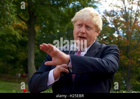 U.K Außenminister Boris Johnson neben Außenminister aus den USA, Frankreich, Deutschland, Italien und der Europäischen Union richtet sich an Studierende aus der Fletcher School of Law and Diplomacy und Tisch College auf dem Campus der Tufts University 24. September 2016 in Medford, Massachusetts. Stockfoto