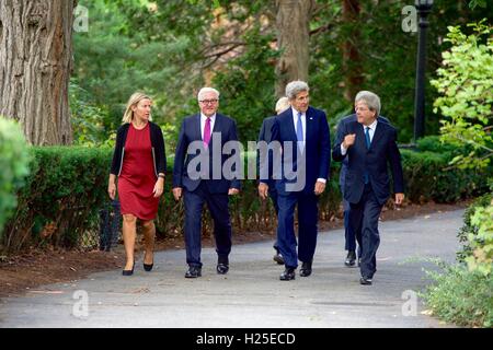 US-Außenminister John Kerry geht mit Außenminister von Großbritannien, Frankreich, Deutschland, Italien und die Europäische Union auf dem Campus der Tufts University 24. September 2016 in Medford, Massachusetts. Von links: Europäische Union Hohe Vertreterin Federica Mogherini, der deutsche Außenminister Frank-Walter Steinmeier, Außenminister John Kerry und der italienische Außenminister Paolo Gentiloni. U.K Außenminister Boris Johnson und der französische Außenminister Jean-Marc Ayrault liegen hinter. Stockfoto