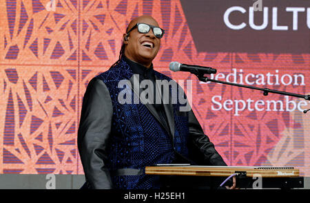 Washington, DC. 24. Sep, 2016. Washington DC, USA. 24. September 2016. Stevie Wonder führt "Visionen" während der Eröffnungsfeier der Smithsonian National Museum of African American History und Kultur am 24. September 2016 in Washington, DC. Das Museum öffnet sich dreizehn Jahre nach dem Kongress und Präsident George W. Bush autorisiert seine Konstruktion. © Dpa picture-Alliance/Alamy Live News Bildnachweis: Dpa/Alamy Live-Nachrichten Stockfoto