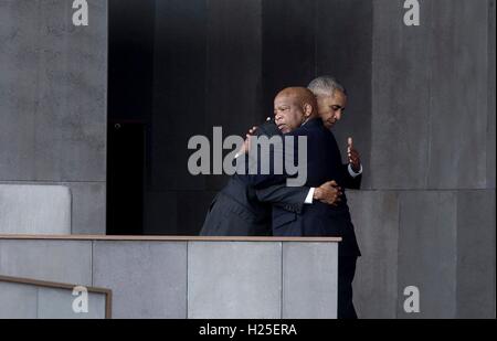 USPresident Barack Obama umarmt Bürgerrechte Legende Rep John Lewis, bei der Eröffnung des Smithsonian National Museum of African American History und Kultur 24. September 2016 in Washington, D.C. Stockfoto