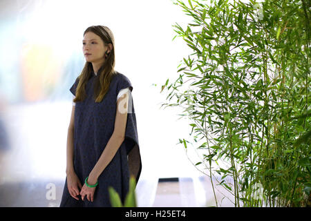 Mailand, Italien. 24. Sep, 2016. Ein Modell stellt eine Kreation auf der chinesischen Designer Samuel Gui Yang ephemere Studie 3-Präsentation in Mailand, Italien, am 24. September 2016. © Jin Yu/Xinhua/Alamy Live-Nachrichten Stockfoto