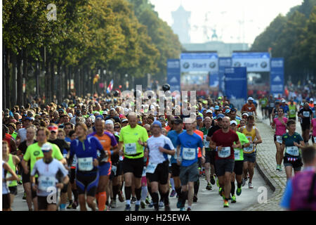 Berlin, Deutschland. 25. September 2016. Zahlreiche Teilnehmer beim 43. Berlin-Marathon in Berlin, Deutschland, 25. September 2016 beginnen. Foto: MAURIZIO GAMBARINI/Dpa/Alamy Live News Stockfoto