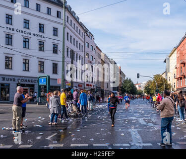 Berlin, Deutschland, 25. September 2016. Berlin-Marathon an der 10-Kilometer-Marke am Rosenthalerplatz. Läufer kämpften in einem AWMM (Abbott World Marathon Major) - eine Reihe bestehend aus sechs der größten und renommiertesten Marathons der Welt: Tokio, Boston, Virgin Geld London, BMW Berlin, Bank of America Chicago und TCS-New York City-Marathon. Bildnachweis: Eden Breitz/Alamy Live-Nachrichten Stockfoto