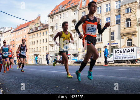 Berlin, Deutschland, 25. September 2016. Berlin-Marathon an der 10-Kilometer-Marke am Rosenthalerplatz. Läufer kämpften in einem AWMM (Abbott World Marathon Major) - eine Reihe bestehend aus sechs der größten und renommiertesten Marathons der Welt: Tokio, Boston, Virgin Geld London, BMW Berlin, Bank of America Chicago und TCS-New York City-Marathon. Bildnachweis: Eden Breitz/Alamy Live-Nachrichten Stockfoto