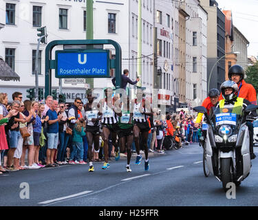 Berlin, Deutschland, 25. September 2016. Berlin-Marathon an der 10-Kilometer-Marke am Rosenthalerplatz. Läufer kämpften in einem AWMM (Abbott World Marathon Major) - eine Reihe bestehend aus sechs der größten und renommiertesten Marathons der Welt: Tokio, Boston, Virgin Geld London, BMW Berlin, Bank of America Chicago und TCS-New York City-Marathon. Bildnachweis: Eden Breitz/Alamy Live-Nachrichten Stockfoto