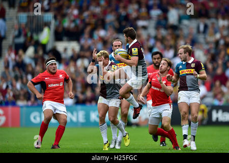 London, UK. 24. September 2016. Tim Swiel der Harlequins fängt den Ball während des Spiels der Aviva Premiership zwischen Harlekine und Sarazenen in Twickenham Stoop. Bildnachweis: Taka Wu/Alamy Live-Nachrichten Stockfoto