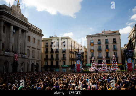 Barcelona, Katalonien, Spanien. 25. September 2016. Mitglieder des La Colla Dels Falcons de Barcelona Gebäude traditionelle akrobatische Pyramiden anlässlich des la Merce Festival. Bildnachweis: Jordi Boixareu/Alamy Live-Nachrichten Stockfoto