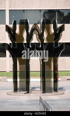 St. Louis, uns. 23. Sep, 2016. Zwei Monsanto-Mitarbeiter Vorbeigehen "Zweige der Verheißung" am Sitz der Monsanto Company, in St. Louis, Missouri am 23. September 2016. Foto: Daniel Dreifuss/Dpa/Alamy Live News Stockfoto