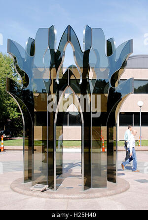 St. Louis, uns. 23. Sep, 2016. Zwei Monsanto-Mitarbeiter Vorbeigehen "Zweige der Verheißung" am Sitz der Monsanto Company, in St. Louis, Missouri am 23. September 2016. Foto: Daniel Dreifuss/Dpa/Alamy Live News Stockfoto