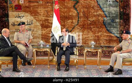 Kairo, Ägypten. 25. September 2016. Der ägyptische Präsident Abdel Fattah al-Sisi trifft sich mit französischen Verteidigungsminister Jean Yves le Drian, in Kairo, Ägypten, auf Sept. 25, 2016 Credit: ägyptische Präsident Büro/APA Bilder/ZUMA Draht/Alamy Live News Stockfoto