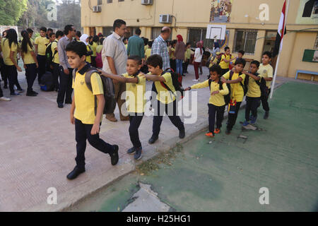 Kairo, Ägypten. 25. September 2016. Ägyptische Studenten gehen nach der neuen Begriff Zeremonie in Maadi Schule in Kairo, Ägypten, am 25. September 2016 zu einem Klassenraum. Die meisten der ägyptischen Schulen am Sonntag eröffnet und 2,5 Millionen Studenten kam zurück in die Schule für den neuen Begriff Studie. © Ahmed Gomaa/Xinhua/Alamy Live-Nachrichten Stockfoto