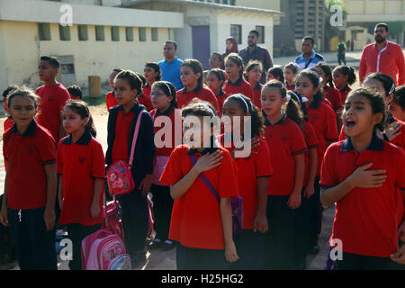 Kairo, Ägypten. 25. September 2016. Ägyptische Studenten besuchen eine Zeremonie am ersten Tag der neuen Amtsperiode in Maadi Schule in Kairo, Ägypten, am 25. September 2016. Die meisten der ägyptischen Schulen am Sonntag eröffnet und 2,5 Millionen Studenten kam zurück in die Schule für den neuen Begriff Studie. © Ahmed Gomaa/Xinhua/Alamy Live-Nachrichten Stockfoto