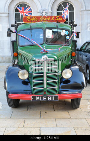 London, UK. 25. September 2016. Ein Jahrgang Bedford LKW auf dem Display an der Pearly Kings und Queens Erntedankfest, Guildhall Hof, London wo Pearlies, zusammen mit einigen der Schöffen von der City of London das traditionelle Erntefest gefeiert.  Die Tradition der Pearly Kings und Queens begann im 19. Jahrhundert Henry Croft, eine Waise, die als Straßenkehrer auf dem Markt der Somers Town, London gearbeitet. Bildnachweis: Michael Preston/Alamy Live-Nachrichten Stockfoto