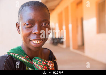 Ribaue Krankenhaus, Ribaue, Provinz Nampula, Mosambik, August 2015: Laurinda Diago genießen ihre neue Vision nach der zweiten Kataraktoperation auf ihrem zweiten Auge am Vortag.  Foto: Mike Goldwater Stockfoto