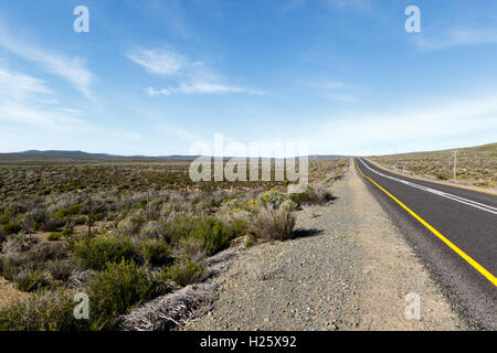 Blauer Himmel mit einer Straße von Sutherland, Tankwa-Karoo Stockfoto