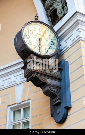 Die erste elektrische Uhr in St. Petersburg (1905) auf dem Bogen des Generalstabs Stockfoto