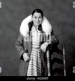 Schwarzen & weißen Studio-Porträt einer Inuit-Frau tragen traditionellen Kleidung, Iqaluit, Nunavut, Kanada Stockfoto
