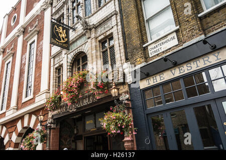 Der Fuchs und Anker Public House auf Charterhouse Street im Londoner Smithfield Bereich. Stockfoto